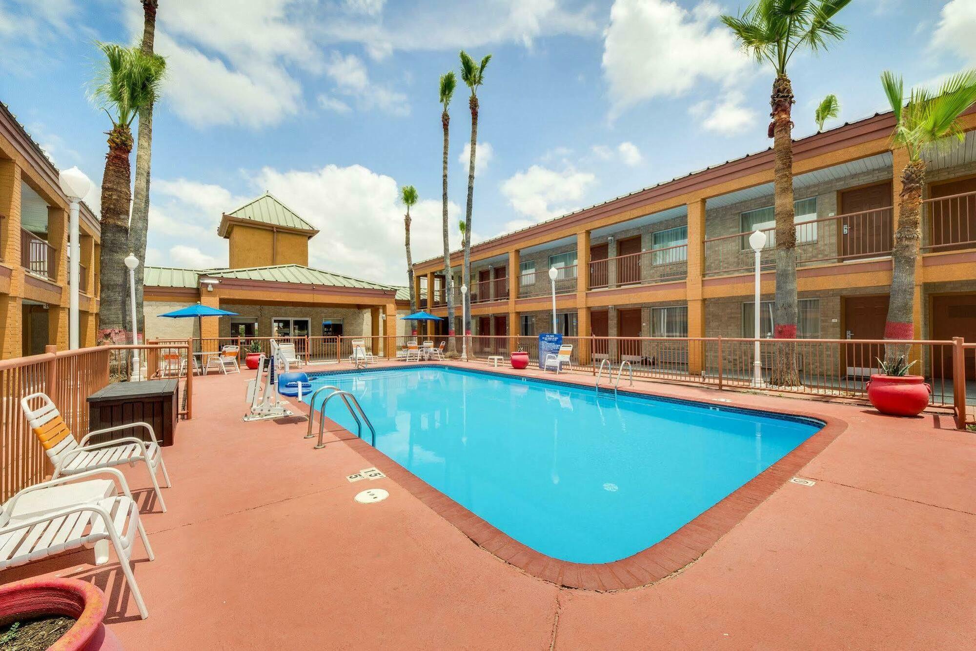 Econo Lodge Inn & Suites Eagle Pass Ngoại thất bức ảnh