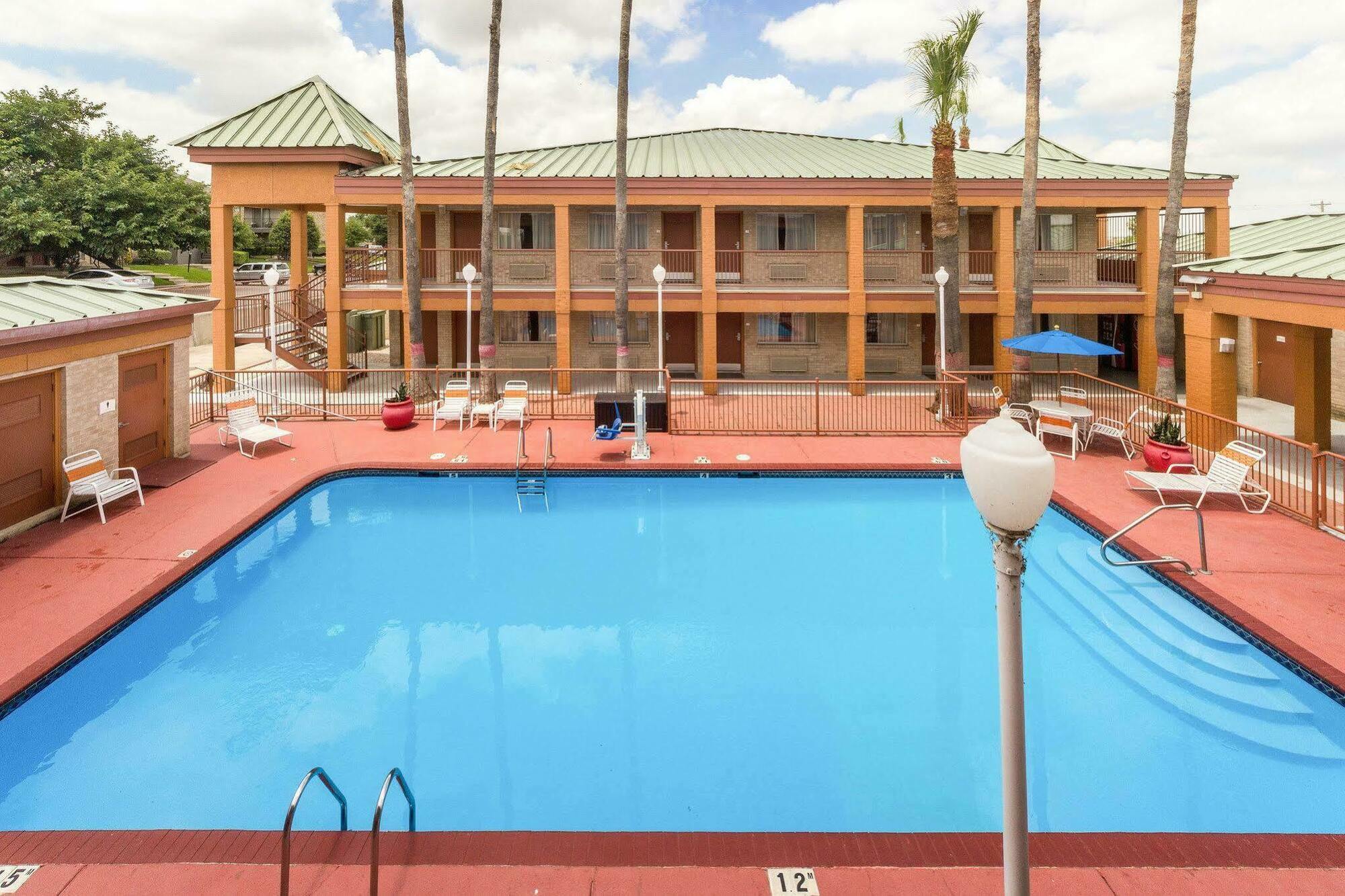 Econo Lodge Inn & Suites Eagle Pass Ngoại thất bức ảnh